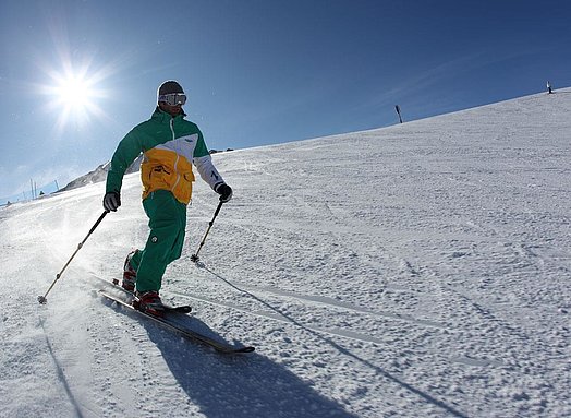 Sunny descend on Gletschersee ski run